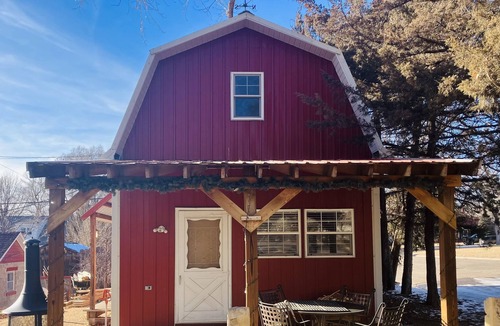 Syracuse House | Cozy Red Barn.....