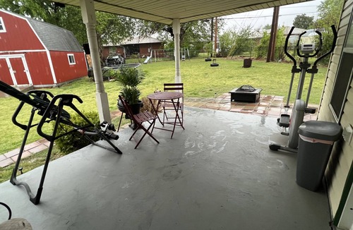 Midwest City House | Cozy Room apartment in a quiet neighborhood wt King Size bed, Wifi n' smart Tv