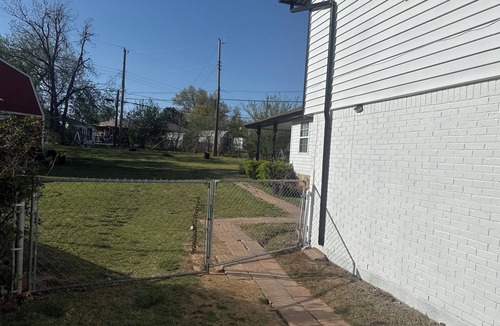 Midwest City House | Cozy Room apartment in a quiet neighborhood wt King Size bed, Wifi n' smart Tv