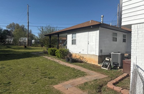 Midwest City House | Cozy Room apartment in a quiet neighborhood wt King Size bed, Wifi n' smart Tv