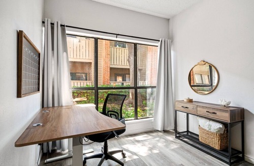 Park Central Apartment | Cozy Rustic Condo w/Pool + Patio + Mailbox