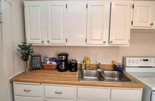Near South House | Cozy rustic Stay- Near Downtown! 4 Queen beds, Two full size pull out beds.