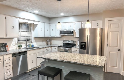 Omaha House | Cozy & Sleek 3 bd 3 b Sleeps 8
