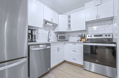 Beltline Apartment | Cozy & Spacious 2BR at Stampede w/Parking, AC