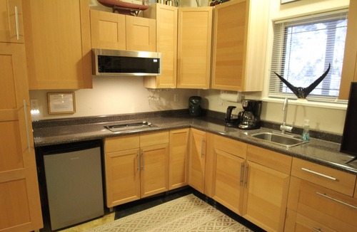 Badger Apartment | Cozy Studio apartment with a Courtyard