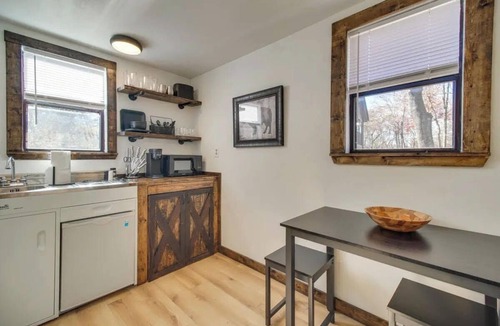 Gentry Cabin | Cozy Studio Cabin! Close to Downtown Siloam Springs