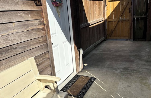 Spring Apartment | Cozy studio Generac backup powered equipped with washer&dryer. Hablo espanol