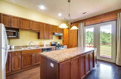 Summit Cabin | Cozy Summit Cabin w/Hiking Trails & Fishing Pond!