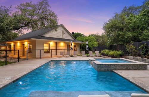 Crawford Cabin | Cozy Tiny House #1 Retreat Less Than 20 minutes from Waco Attractions!