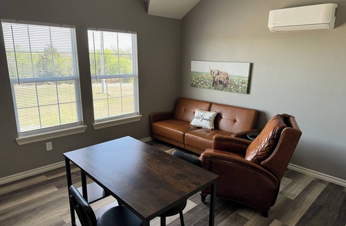 Lawton Cabin | Cozy Tiny House located near Medicine Park with WiFi, AC