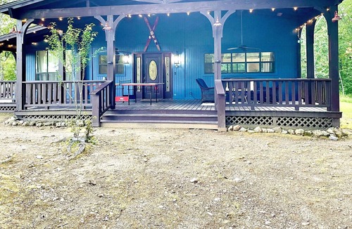 Park Hill House | Cozy up @ Decked Out for fall! Firepit, PingPong, Foosball and more!
