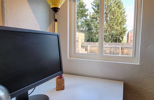 Sunnyside House | Cozy Updated Victorian Bungalow close to everything, no fees!
