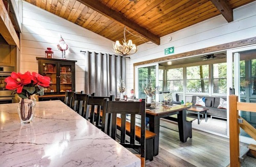 The Blue Mountains Ski Chalet | Cozy upgraded Chalet Hot Tubs Sauna Fireplace