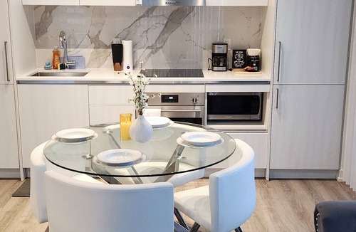 Vaughan Condo | Cozy Urban Gem | The Heart of Convenience | Walk to Transit, Dining and Shopping