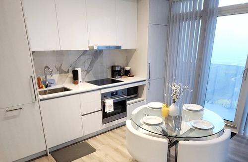 Vaughan Condo | Cozy Urban Gem | The Heart of Convenience | Walk to Transit, Dining and Shopping