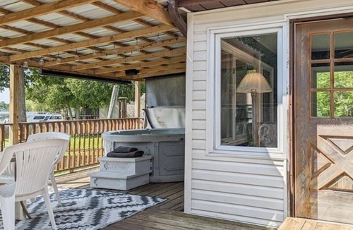 Selwyn Cottage | COZY WATERFRONT COTTAGE ON CHEMONG LAKE, ONLY 1.5HRS FROM TORONTO