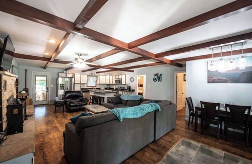 Doniphan House | Cozy Waterfront Getaway ~ Private Dock ~ Doniphan