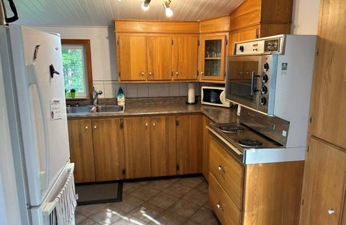 Messines House | Cozy Waterfront - Monk's Cottage