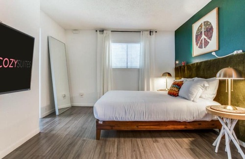 Barton Hills Apartment | CozySuites Studio Skyline Barton Creek #01