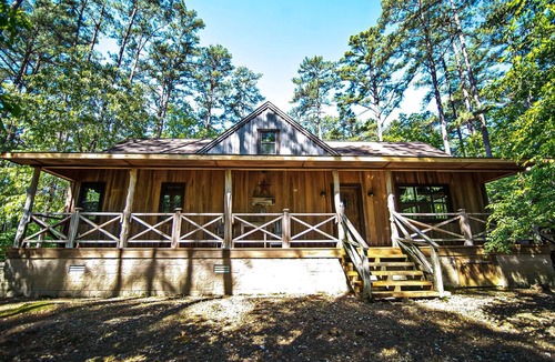 Broken Bow Cabin | Crazy Horse is a charming Hochatown Cabin with all the Amenities.