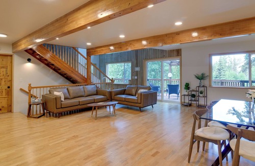 Taku - Campbell House | Creekside Home Centrally Located in Anchorage!