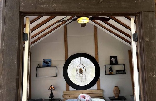 Willis Cabin | Creekside Texas Tree House Rental on Lake Conroe