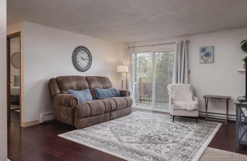 Taku - Campbell Apartment | Creekside Two-Bedroom Apartment Near Airport