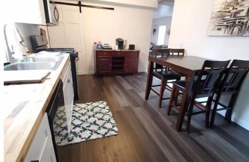 Auburn Cottage | Crew friendly, 2 bathrooms, fast wifi, free parking