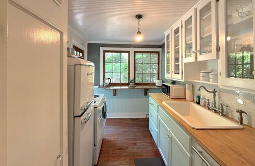 Eureka Springs Historic District House | Cricket Cottage Down Town Eureka Springs