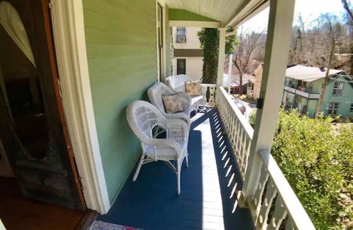 Eureka Springs Historic District House | Cricket Cottage Down Town Eureka Springs