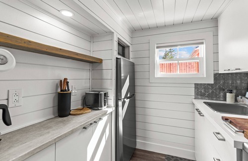 Terra Nova House | Cupids Cottage Hot Tub, BBQ + Deck, Parking