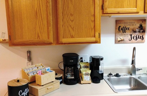 Indianola House | Current-ly Relaxing - 1 King & 1 Queen Bedroom, Full Kitchen, Bathroom & Parking