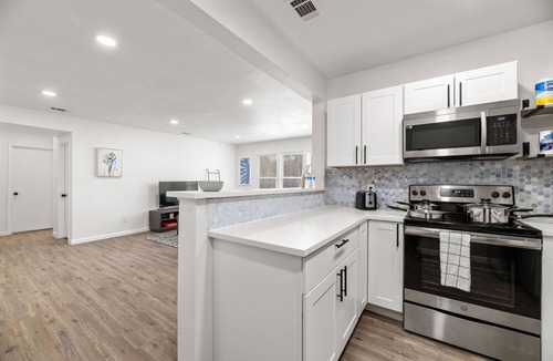 Junius Heights Condo | Cute 2 Bed/1 Bath Condo near Lakewood