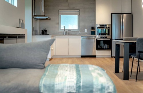 Leamington Cottage | Cute Modern Style Beach Close Cottage in Leamington, Ontario