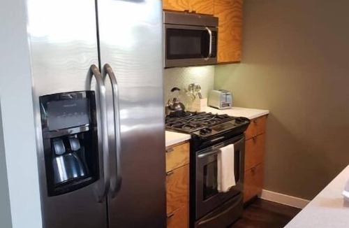 Preston Hollow Apartment | Dallas Mid-Centry Modern in Prime Location