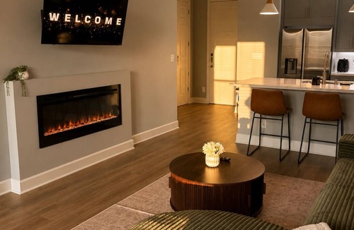 Cedars Apartment | Dallas Skyline Views - Modern Luxury Stay - Free Parking
