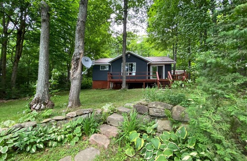 Hastings Highlands Cottage | Dawson Loop Inn - Private Lakefront Cottage