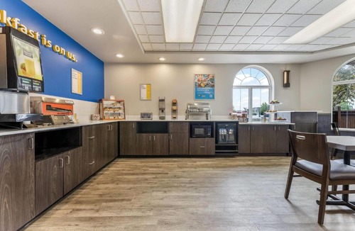 Thunder Bay Hotel | Days Inn & Suites by Wyndham Thunder Bay