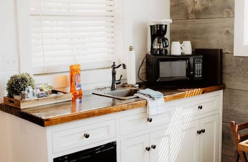Elm Mott House | Deerfield Countryside Cabin #2
