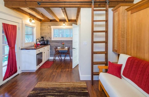 Lacy-Lakeview Cabin | Deerfield Countryside Tiny Cabin #2 - 10min to Silos at Magnolia