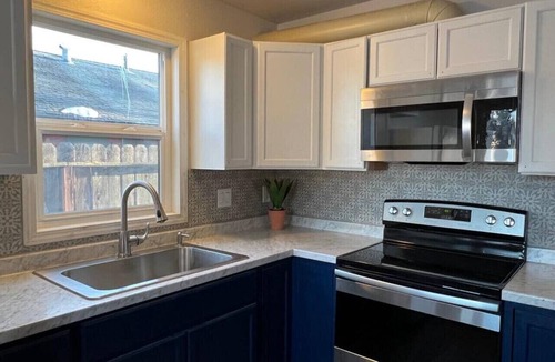 Fairview Apartment | Delightful Sleek Modern 2 Bed 1 Bath apt