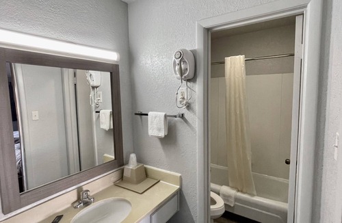 Cleburne Hotel | Delux Inn
