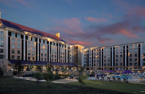 Whitehaven Hotel | Deluxe Double Queen Room steps from Graceland -Pool -Gym -Airport Shuttle
