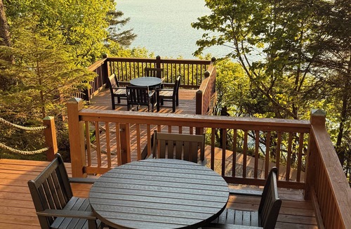 Kodiak House | Deluxe Oceanfront 3 Bedroom, 1 Bath home with full kitchen and beach access