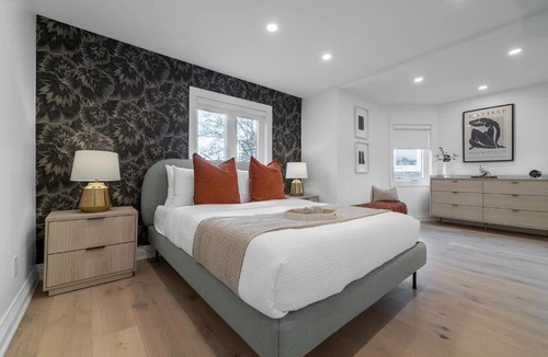 Parkdale House | Designer 2BR Apt Fireplace & Movie Nights