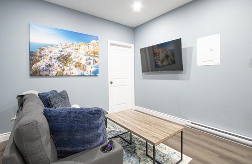 South London Apartment | Designer 2BR Suite - Steps to Vic Hospital - Wortley