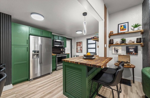 Independence House | Designer Home 4BR 2BA Near Chiefs, Square, & Downtown KC