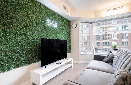 Bloor-Yorkville Apartment | Discounted Elegant Yorkville Suite