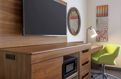 Houston Hotel | Discover Modern Comfort in a Contemporary Room | Free Breakfast & Parking