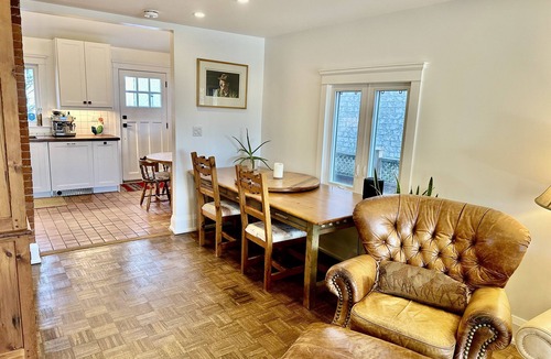 Harwood House | 🏡 Discover Your Toronto Sanctuary! 🌺n